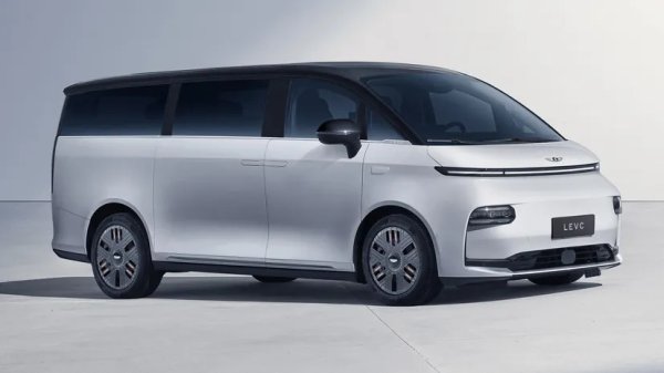 Компанията LEVC (London Electric Vehicle Company), известна със своите емблематични черни таксита, се цели в изцяло нов сегмент. L380 предлага конфигурации с шест или осем места и интериор, буквално осеян с екрани &ndash; включително индивидуални дисплеи в подлакътниците на втория ред. Панорамен покрив, амбиентно осветление и висококачествена кожа допълват картината. Този модел официално е предвиден за европейския пазар и се очаква през следващите две години.
